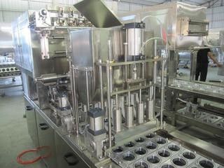 3 In1 Monobloc स्वचालित रस बोतल भरने की मशीन / पालतू बोतल पानी भरने की मशीन आपूर्तिकर्ता